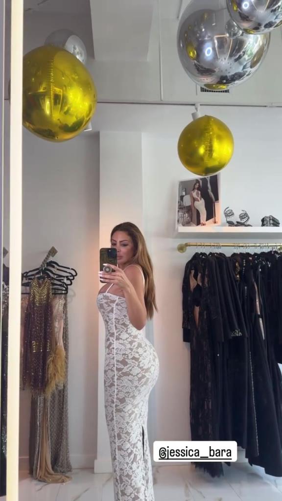 徐娘半老！皮蓬前妻穿吊带裙自拍，这身材也太炸裂了！